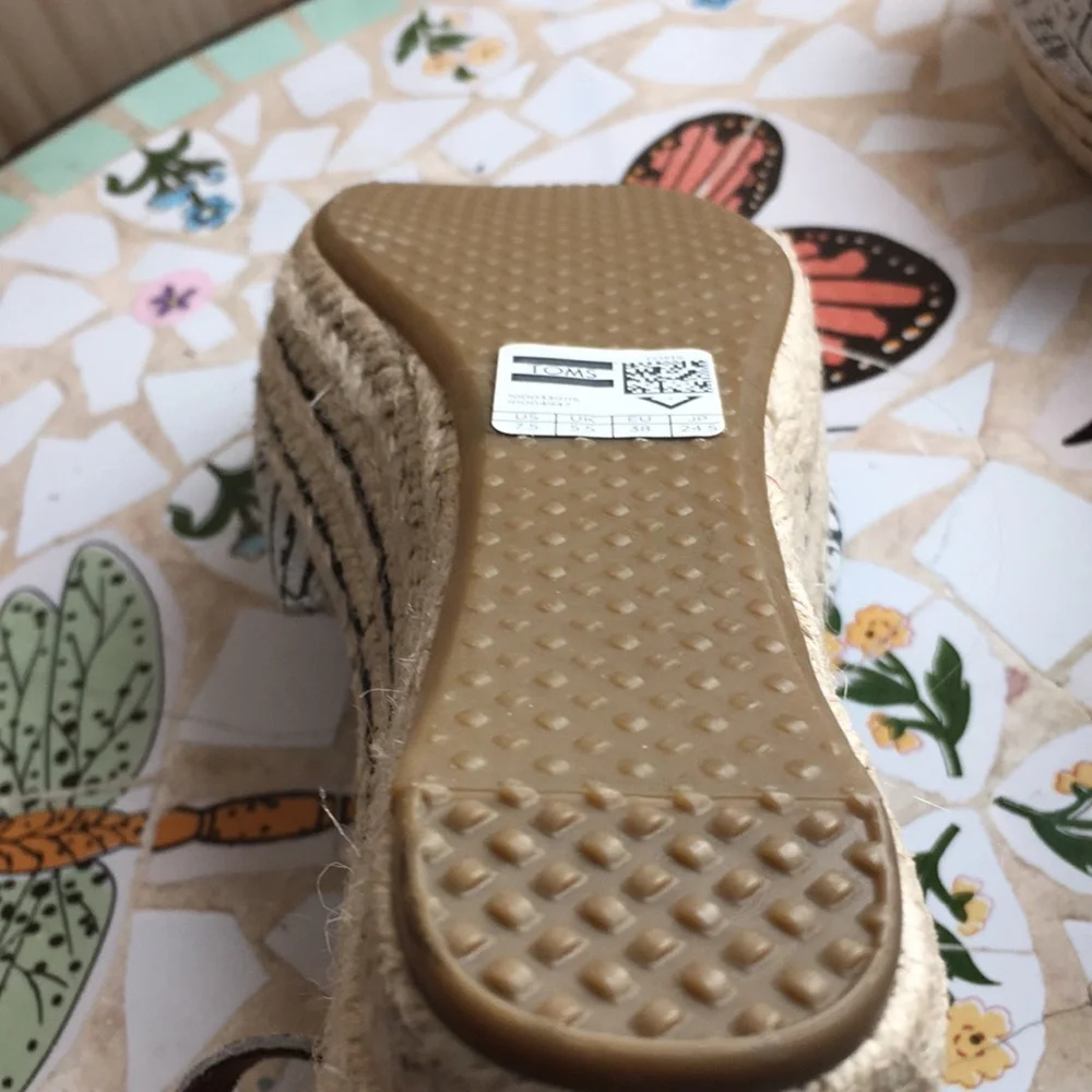 NWT Tom’s leather platform wedge